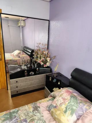 Dormitorio: Cómoda, 2 Mesitas, Cabecero y Percha