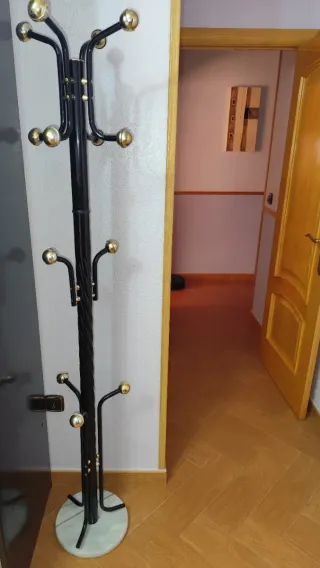 Dormitorio: Cómoda, 2 Mesitas, Cabecero y Percha