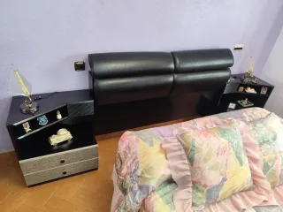 Dormitorio: Cómoda, 2 Mesitas, Cabecero y Percha