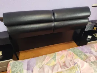 Dormitorio: Cómoda, 2 Mesitas, Cabecero y Percha