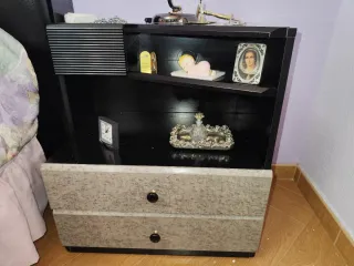 Dormitorio: Cómoda, 2 Mesitas, Cabecero y Percha