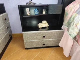 Dormitorio: Cómoda, 2 Mesitas, Cabecero y Percha