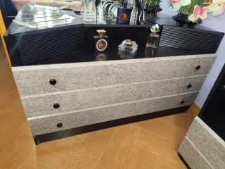 Dormitorio: Cómoda, 2 Mesitas, Cabecero y Percha