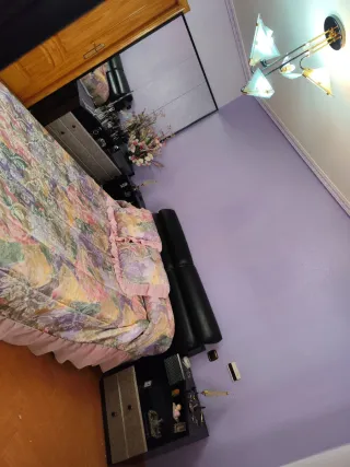 Dormitorio: Cómoda, 2 Mesitas, Cabecero y Percha