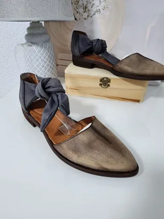 Bailarinas de piel color marrón y gris