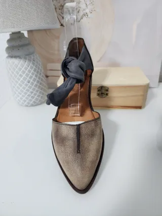 Bailarinas de piel color marrón y gris