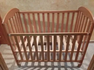 Cuna de madera para bebé