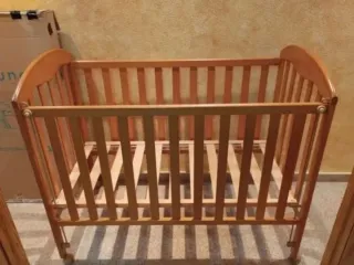 Cuna de madera para bebé