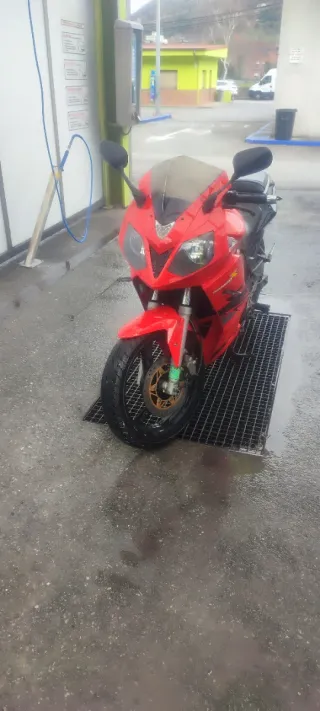 Daelim Roadwin 125 R Roja y Negra