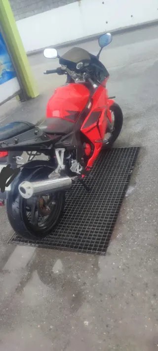 Daelim Roadwin 125 R Roja y Negra