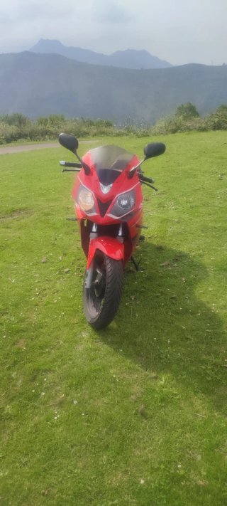Daelim Roadwin 125 R Roja y Negra