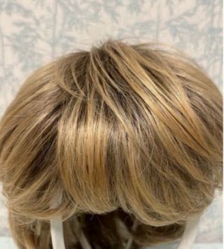 Preciosa Peluca corta castaña y lisa