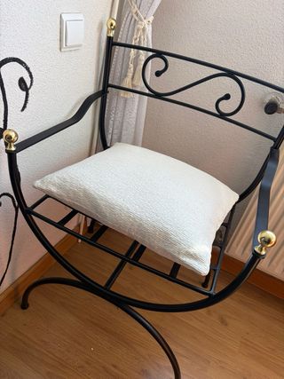 Silla forja negra con cojín blanco