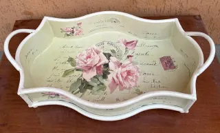 Vassoio decorativo con rose, in metallo.