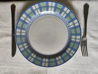 9 Platos de Porcelana con Diseño Cuadros.