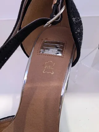 Zapatos de tacón negros y plata