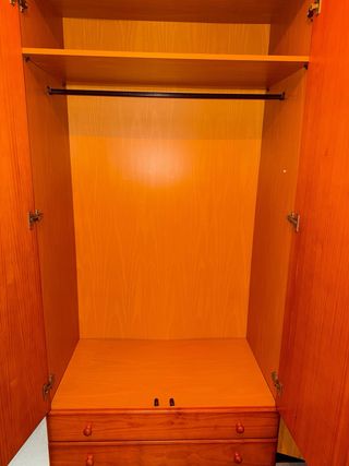 Armario y mesita de noche de madera