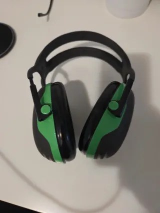 Cascos Antirruido Negros y Verdes peltor muy liger