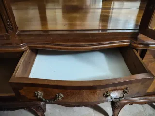 Vitrina de madera y cristal