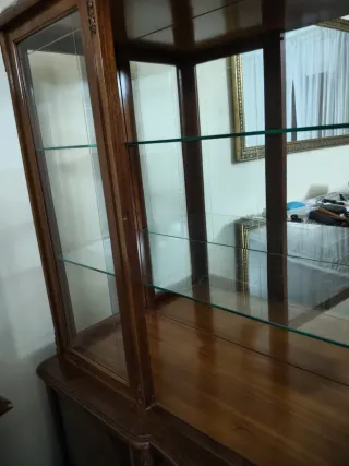 Vitrina de madera y cristal