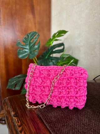Borsetta artigianale rosa con catena oro