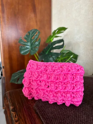 Borsetta artigianale rosa con catena oro