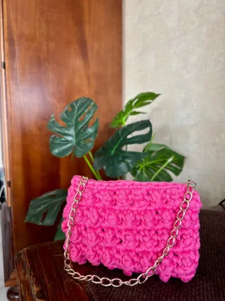 Borsetta artigianale rosa con catena oro