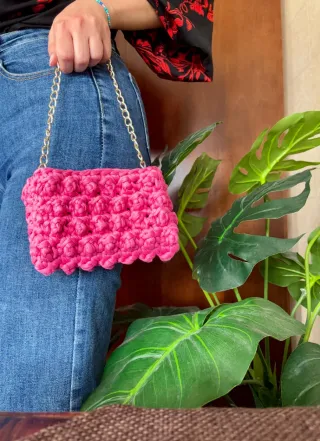 Borsetta artigianale rosa con catena oro