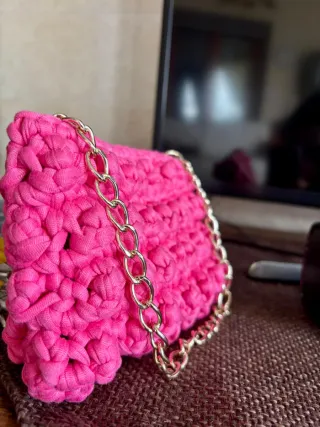 Borsetta artigianale rosa con catena oro