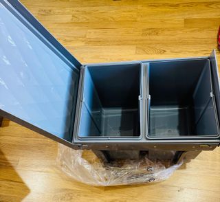 Cubo de basura con 2 compartimientos