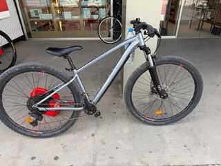 Bicicleta de montaña gris