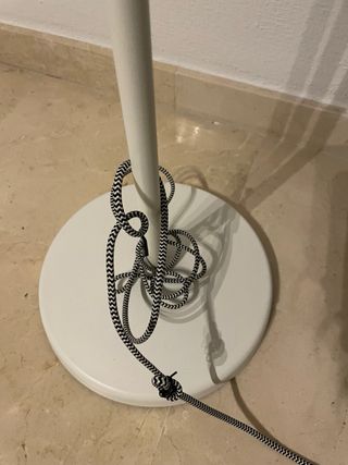 Lámpara de pie RANARP IKEA blanca y dorada