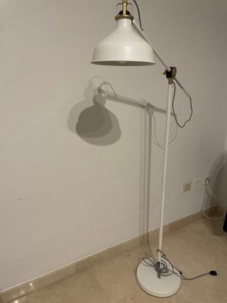 Lámpara de pie RANARP IKEA blanca y dorada