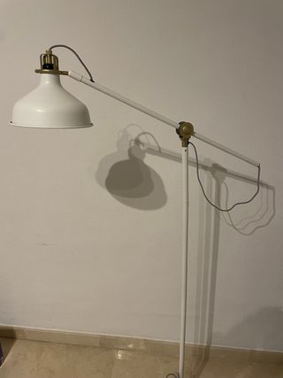 Lámpara de pie RANARP IKEA blanca y dorada