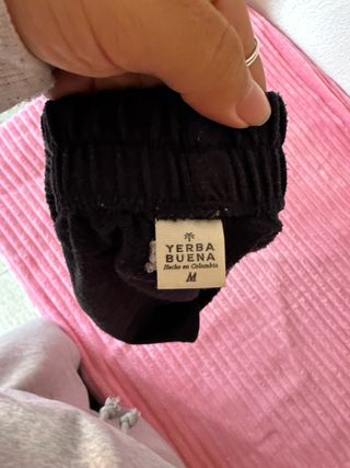 Shorts deportivos negros con rayas