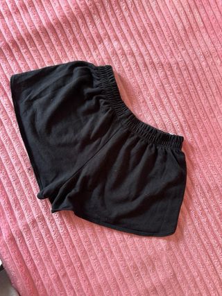 Shorts deportivos negros con rayas