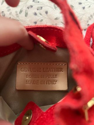 Bolso pequeño rojo con flecos y cadena dorada