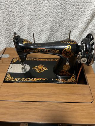 Máquina de coser Alfa antigua