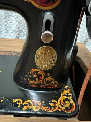 Máquina de coser Alfa antigua