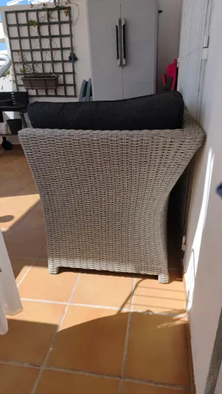 Sofá y mesa de terraza beige y gris