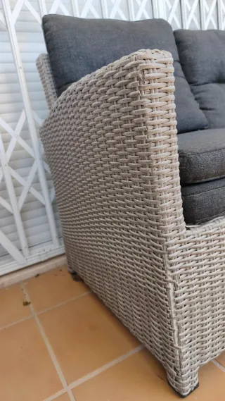 Sofá y mesa de terraza beige y gris