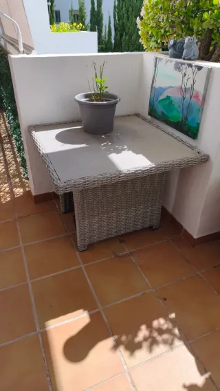 Sofá y mesa de terraza beige y gris