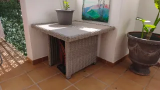 Sofá y mesa de terraza beige y gris