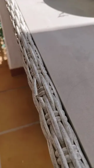 Sofá y mesa de terraza beige y gris