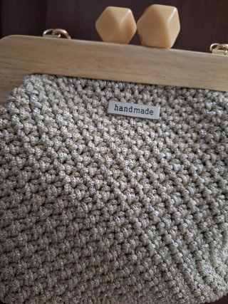Clutch beige con chiusura in legno