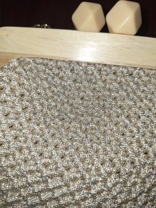Clutch beige con chiusura in legno