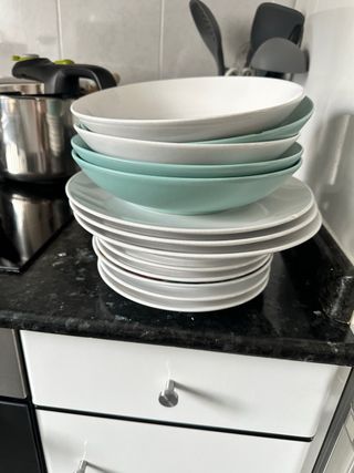 Juego de platos y cuencos de cerámica