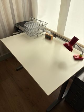 Mesa Ikea Galant blanca y metal