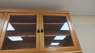 Vitrina de madera y cristal