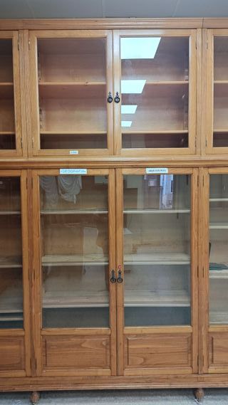 Vitrina de madera y cristal
